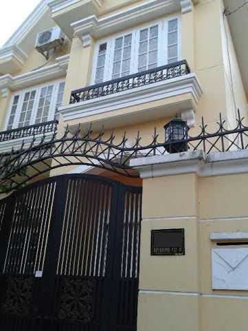 Cần cho thuê gấp nhà biệt thự giá rẻ đầy đủ nội thất đường Điện Biên Phủ ngay sát Q.1. Giá: 900USD/tháng