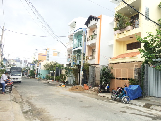 Bán gấp nhà nát Cư Xá Ngân Hàng, Quận 7, DT: 4.2x19.2, NH: 4.2m, hướng Đông