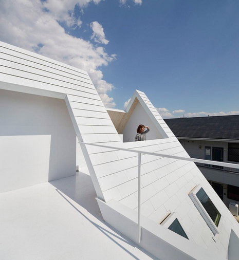 Ngôi nhà hình tam giác có thừa ánh sáng tự nhiên ở Nhật