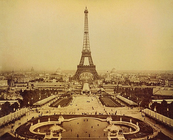 Ảnh chụp Tháp Eiffel vào năm 1889