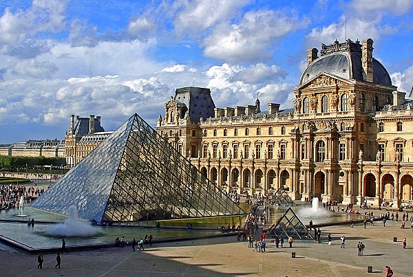 Bảo tàng Louvre và kim tự tháp kính